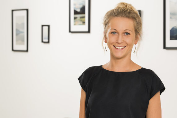 Die Mitarbeiterin Leonie Hiltrop mit lächelt freundlich.