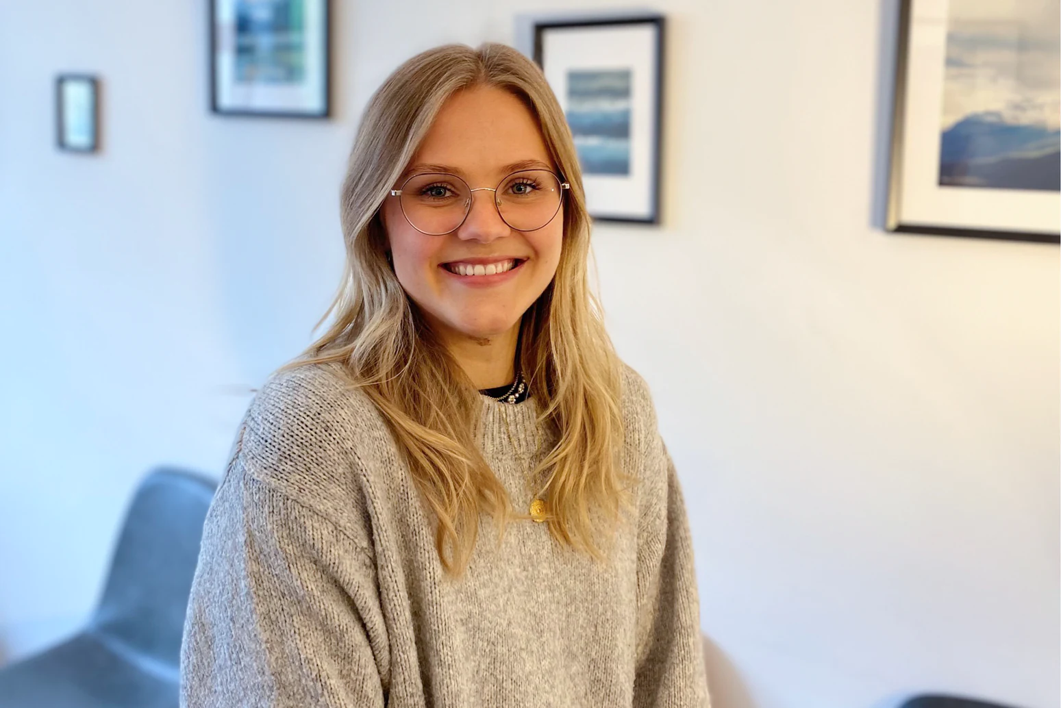 Bild der Mitarbeiterin Jana Sievers, die freundlich in die Kamera lacht